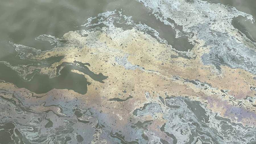 Большое нефтяное пятно заметили на Москве-реке возле Крымского моста<br />

