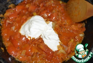 Фаршированный перец в сырно-овощном соусе