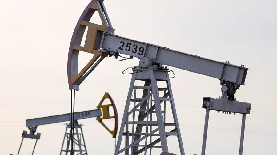 Шольц заявил о продолжении обсуждения ограничения цен на нефть из России<br />
