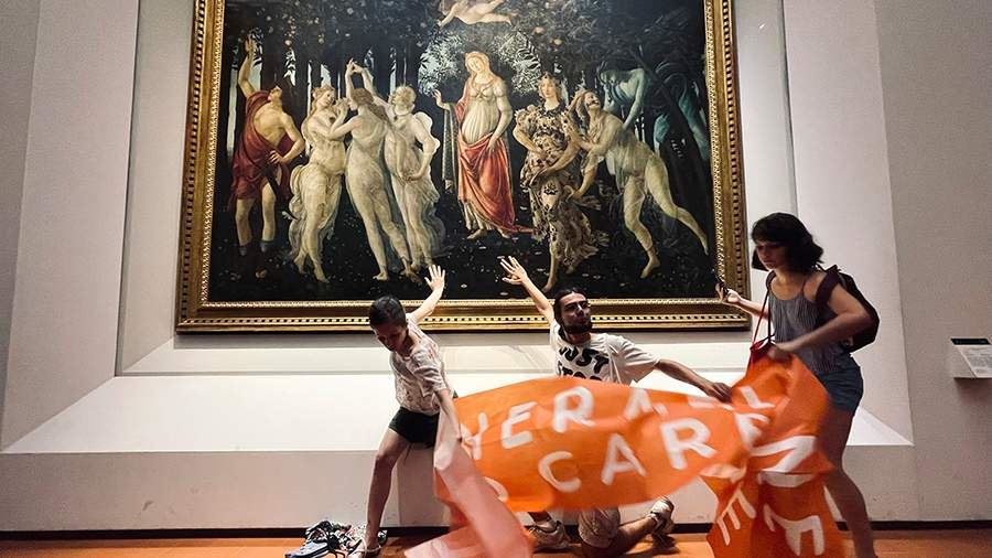 Экоактивисты приклеили себя к картине Боттичелли в галерее Уффици<br />
